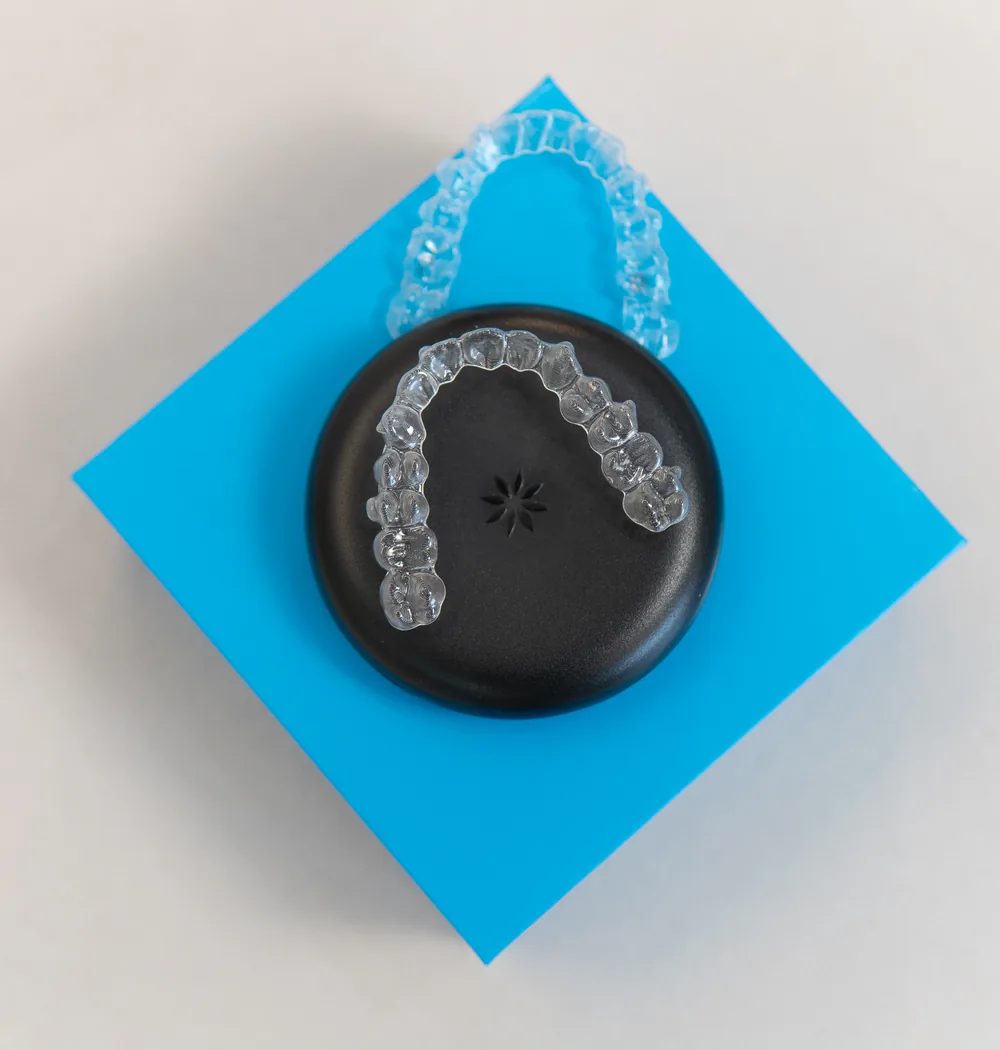 Alinhadores Invisalign transparentes no estojo