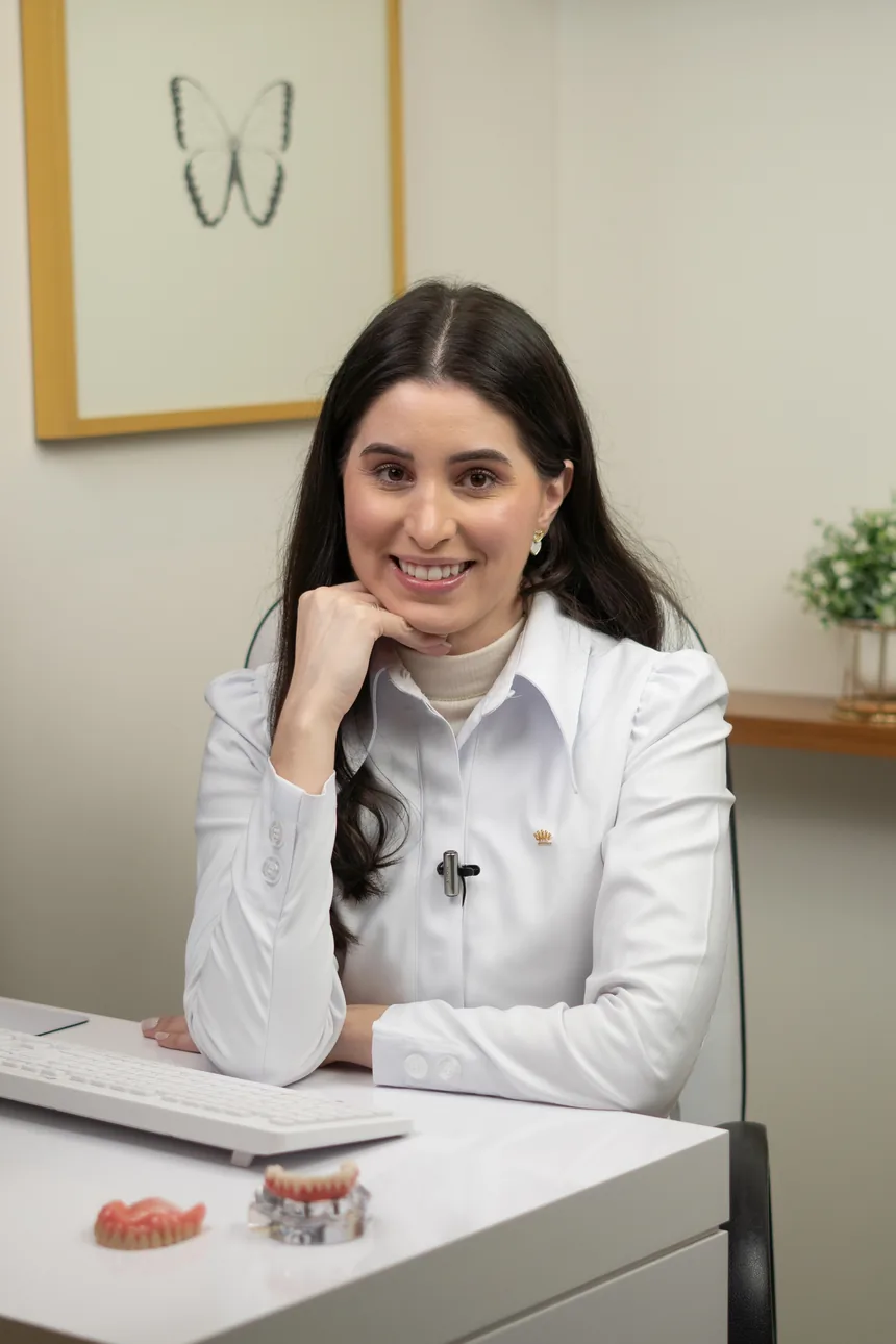 Dra. Juliana Braga atendendo na sala clínica
